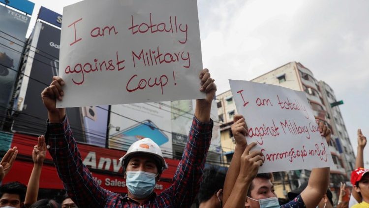 Proteste gegen den Putsch in Rangun