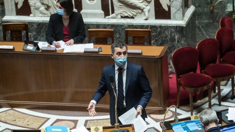 Innenminister Darmanin verteidigt das Gesetzespaket im Pariser Abgeordnetenhaus