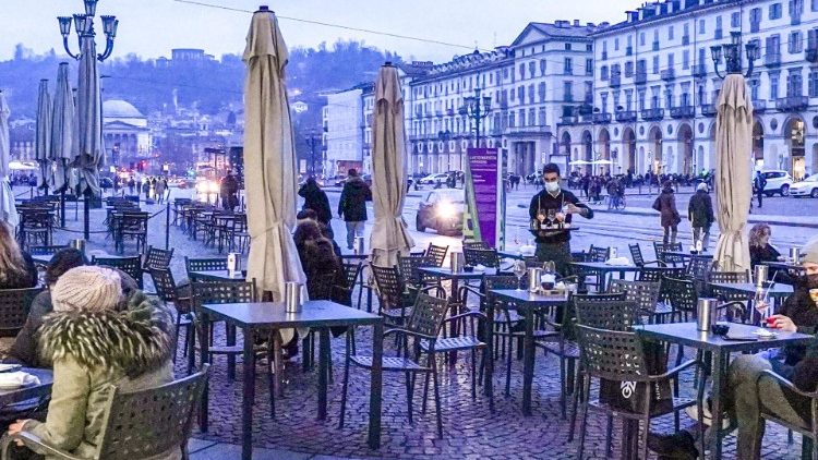 Tavolini di un bar a Torino