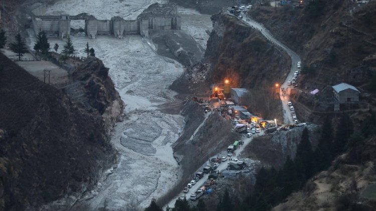 氷河崩壊によって発生した洪水に襲われた水力発電所建設現場付近　2021年2月7日　インド・ウッタラカンド州