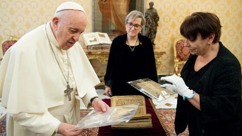 Papst übergibt Christen von Karakosch gerettetes Gebetsbuch