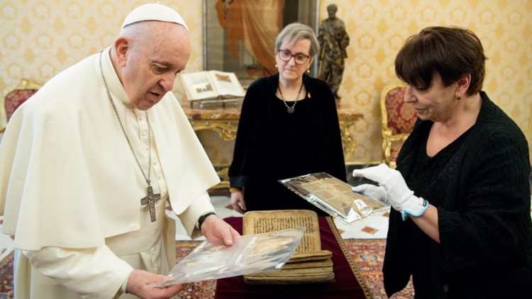 Det antika manuskriptet visas för påven 