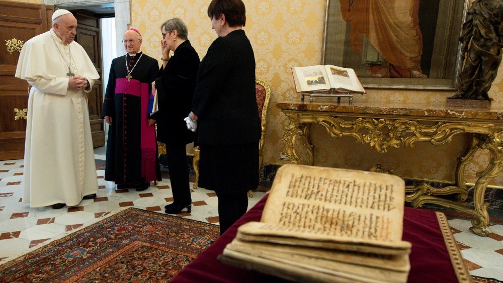 Libro Sagrado de Qaraqosh que escapó de la furia de ISIS confiado al Papa para que lo lleve a Iraq.