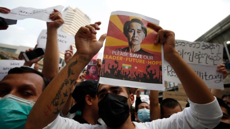 Des citoyens de Birmanie vivant à Bangkok manifestent dans la capitale thaïlandaise en brandissant des portraits d'Aung San Suu Kyi, le 10 février 2021.