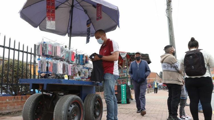 Un migrant vénézuélien vendant des protections pour smartphone dans une rue de Bogota, la capitale colombienne, le 9 février 2021.