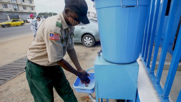 Ein Mann in Liberia wäscht seine Hände, um eine Übertragung des jüngst verstärkt auftretenden Ebola-Virus zu verhindern 