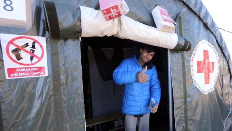 Strutture di assistenza della Croce Rossa che insieme a Caritas e Acli sono a lavoro per i profughi