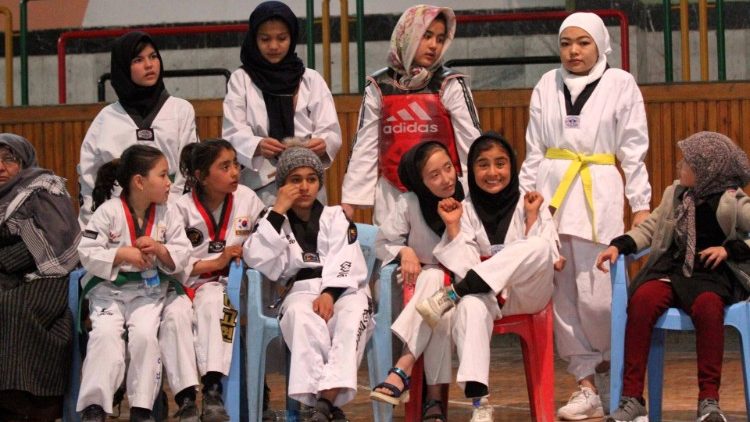 Afghanische Mädchen beim Taekwondo. Unter den Taliban war Sport für Mädchen verboten. 