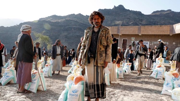 Yemeniti in fila per ricevere gli aiuti umanitari