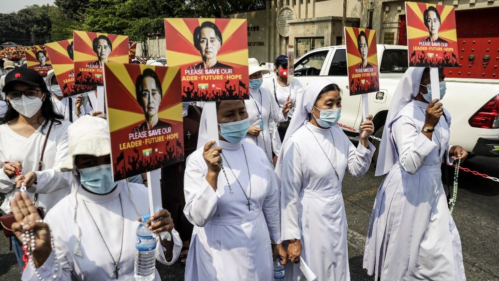 Religiosas em protesto em Yangon contra o golpe militar