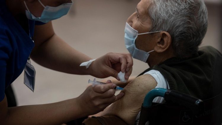 Medida também beneficia idosos, evitando que tenham que fazer grandes deslocamentos para serem vacinados