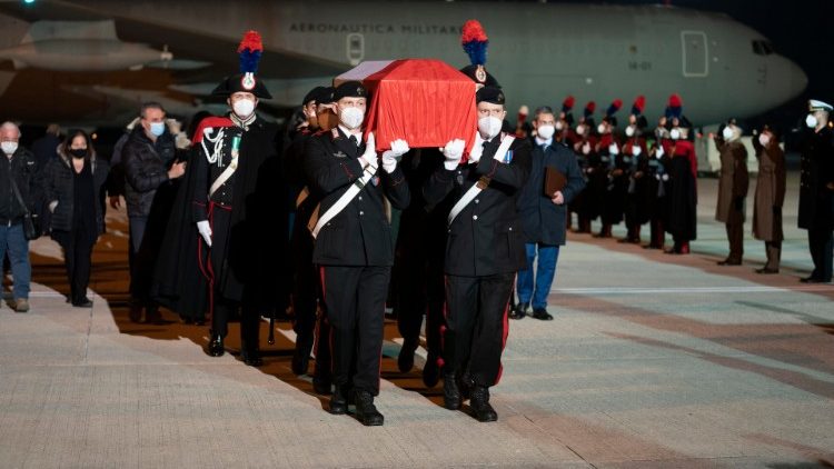 Prihod vojaškega letala s posmrtnimi ostanki veleposlanika Attanasia in karabinjerja Iacovaccija na italijansko letališče Ciampino