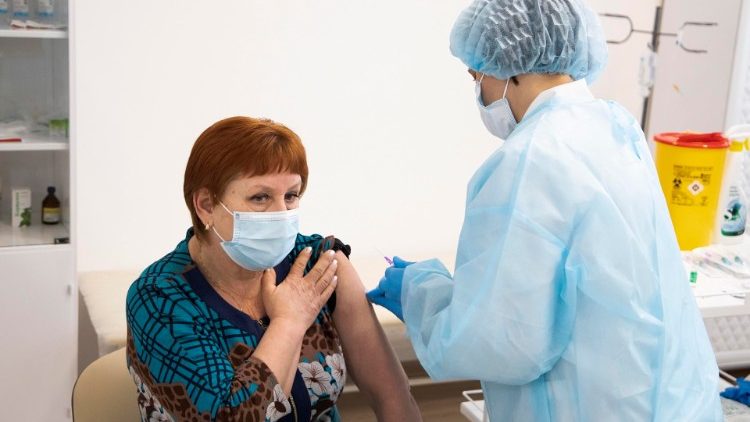 Пациент бива инжектиран с ваксината AstraZeneca в  "Александровска" болница в Киев. 