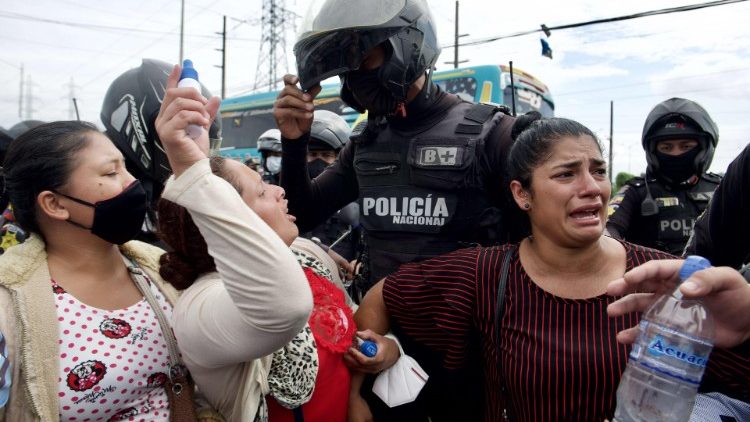 Des familles de victimes à l'extérieur de la prison de Guayaquil, le 25 février dernier.