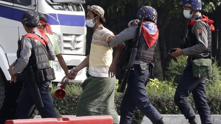 यांगून में प्रदर्शनकारियों को पुलिस गिरफतार करते हुए