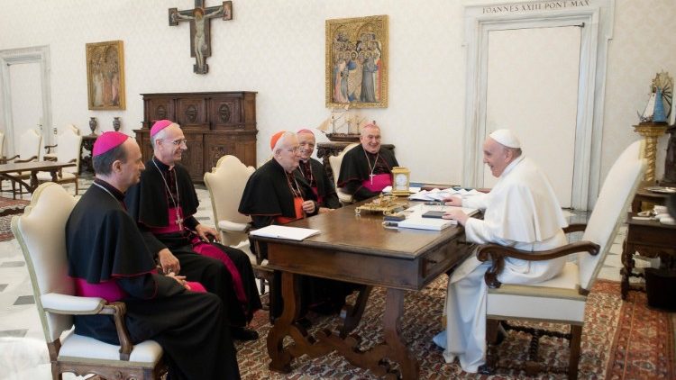 Der Papst bei einem Treffen mit den Spitzen der italienischen Bischofskonferenz (CEI) im Vatikan (Archivbild)