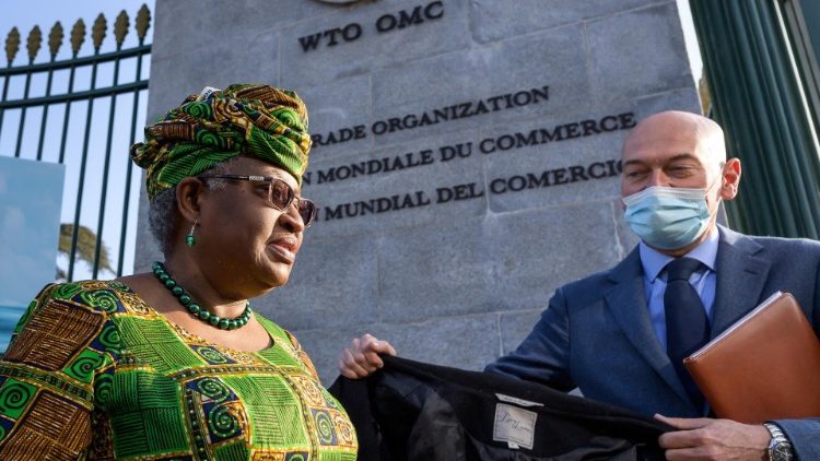 La nuova direttrice generale all'ingresso del quartier generale del World Trade Organization a Ginevra