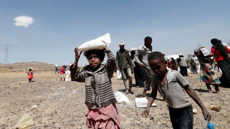 Разселени деца в Йемен получават помощи, 1 март 2021