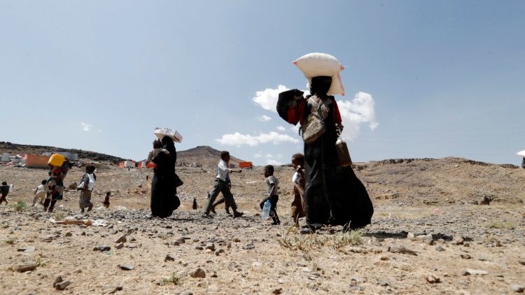 Yemen,  sfollati interni trasportano razioni di cibo ricevute