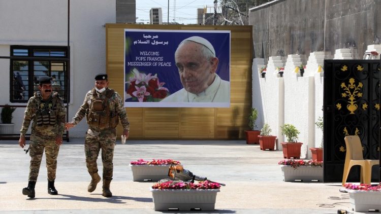 Иракски полицаи пред католическата църква "Св. Йосиф" в Багдад.
