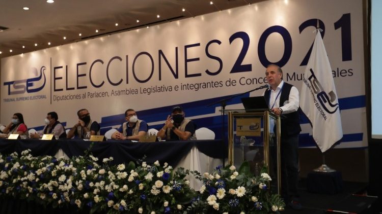 El observador internacional Guillermo Reyes habla durante una conferencia de prensa en San Salvador, El Salvador, 01 de marzo de 2021.