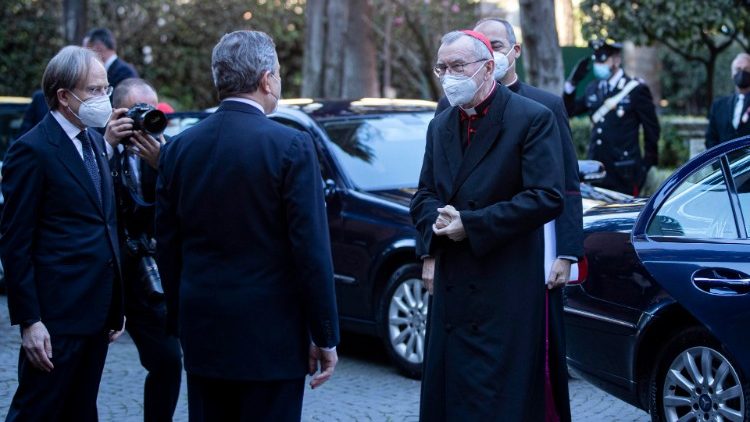 Le chef du gouvernement italien Mario Draghi accueille le cardinal Parolin au siège de l'ambassade d'Italie près le Saint-Siège, le 2 mars 2021.