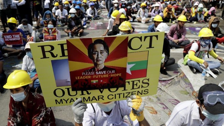 Протестна демонстрация в Янгун за освобождаване на Аунг Сан Су Чи. 3.3.2021
