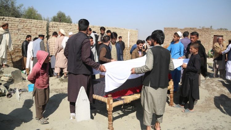 I funerali di una delle tre donne uccise a Jalalabad (Epa / Ghulamullah Habibi)