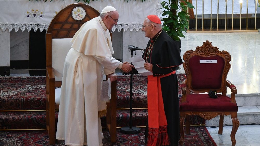 Saludo del Papa Francisco al Cardenal Raphael Sako durante su visita a Irak.