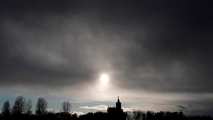 Gewitterwolken über einem Dorf mit Kirchturm