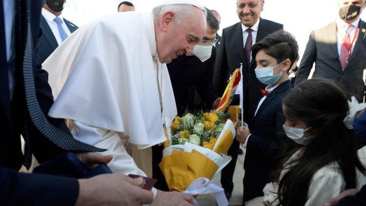 Le Pape François recevant des fleurs de la parte d'enfants à Najaf