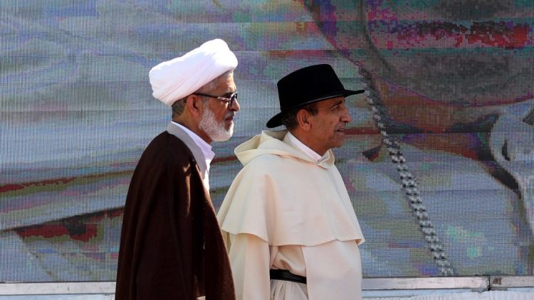 Als Franziskus im Irak war: Ein Imam und ein Dominikaner vor einem Papst-Willkommensplakat