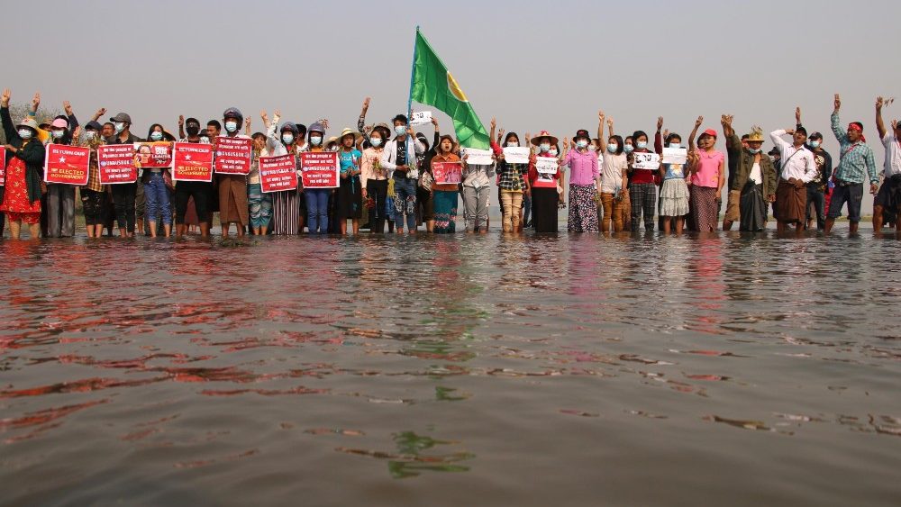 Protesto em Naypyitaw contra golpe militar em Mianmar 