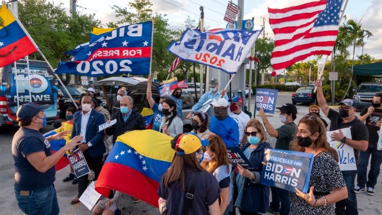 Des Vénézuéliens de Floride manifestent leur soutien à l'administration Biden après l'octroi du statut de protection temporaire aux ressortissants de leur pays, le 9 mars 2021.