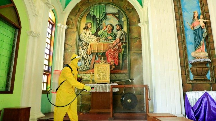 Voluntário desinfecta igreja em Dili, capital do Timor Leste