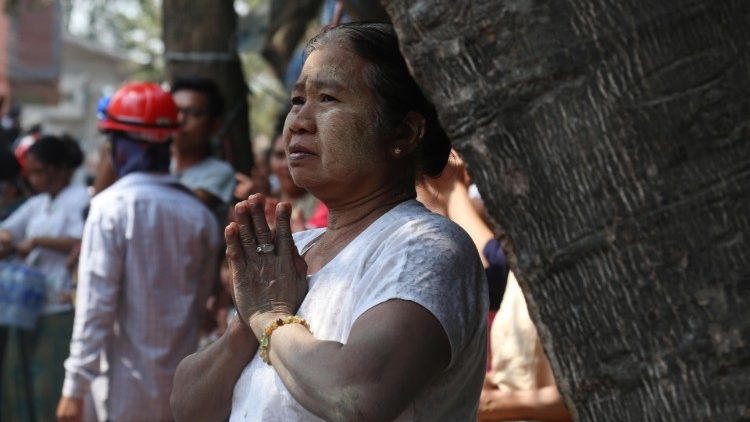 Kirchenvertreter geraten in Myanmar zunehmend zwischen die Fronten, hier eine Gläubige bei einer Kundgebung