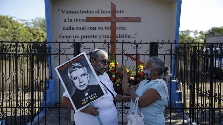 Salvadorenhos recordam padre Rutilio Grande à espera de sua beatificação