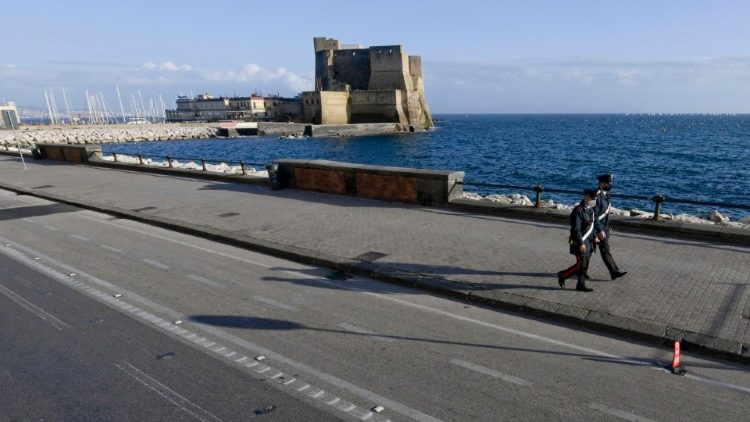 Nur Polizisten sind unterwegs in Neapel, wo bereits am Samstag die Rote Zone galt