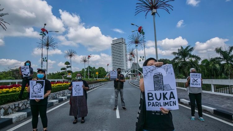 Aktivisten in Malaysia fordern an diesem Sonntag vor dem Parlament in Kuala Lumpur den Schutz des Rechtes auf Meinungs- und Versammlungsfreiheit