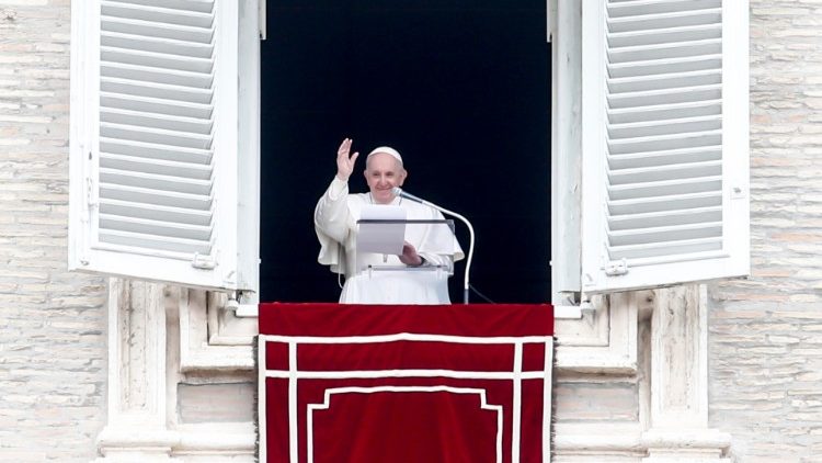 Папа Францішак падчас малітвы Анёл Панскі ў Ватыкане