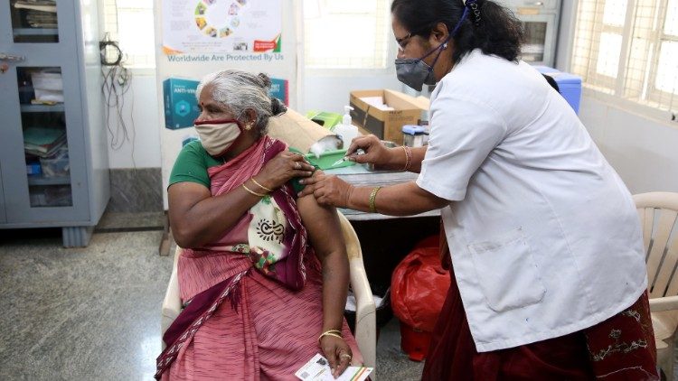 Campagne de vaccination dans un hôpital de Bangalore en Inde, lundi 15 mars 2021.