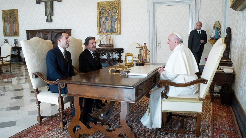Pápež s dvojicou regentov San Marina Alessandrom Cardellim a Mirkom Dolcinim