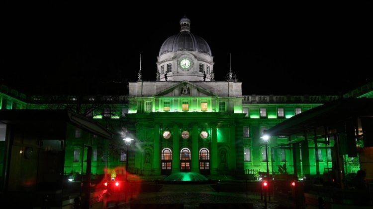 Les bâtiments du gouvernement irlandais sont illuminés en vert à l'occasion de la saint Patrick, le 17 mars 2021.