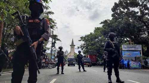 Anschlag auf Kirche in Indonesien: Papst betet für die Opfer 