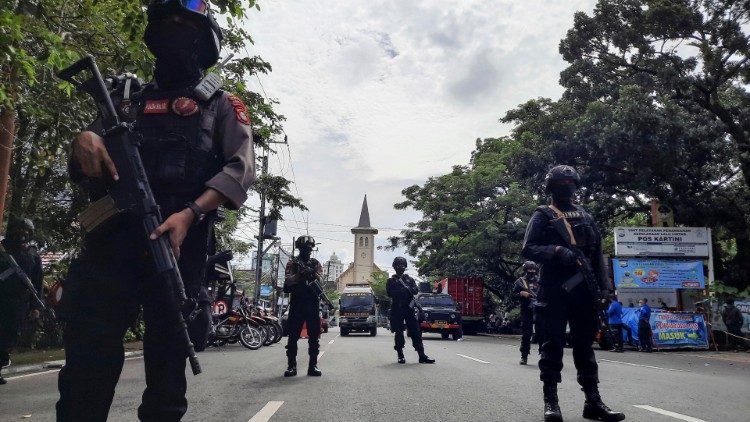 Policiais indonésios armados na rua que leva à Catedral do Sagrado Coração de Jesus, em Makassar