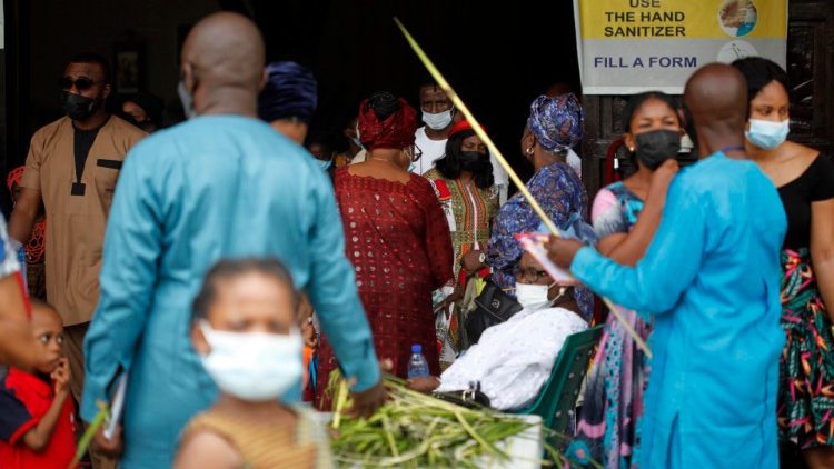 Besucher einer Messe in Lagos/Nigeria am Palmsonntag