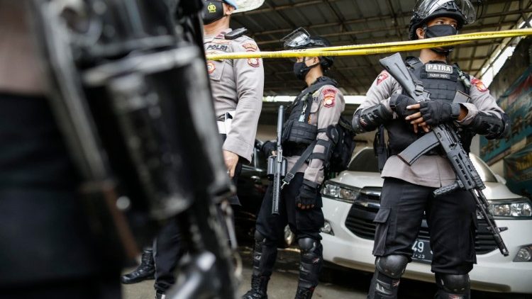 Indonesische Polizisten bei einer Razzia nach dem Bombenattantat vom Palmsonntag