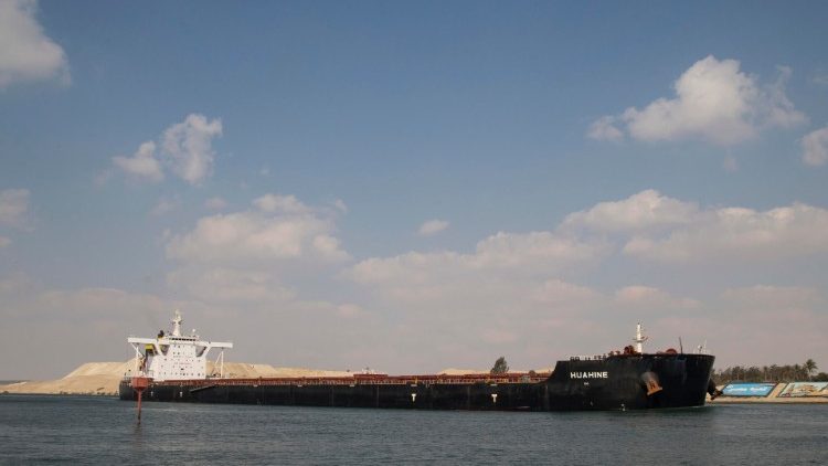 Navire empruntant le canal de Suez, le 30 mars 2021.