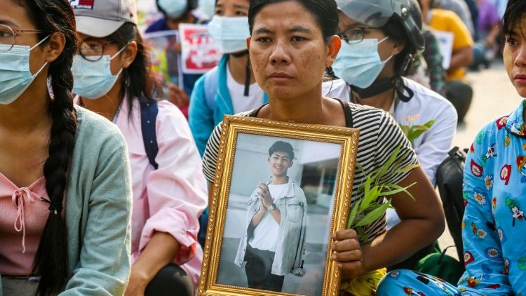 Майка с портрет на сина си, загинал по време на протест срещу военния преврат в страната. 1.4.2021