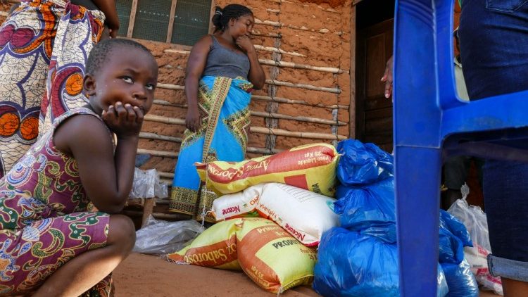 Eine Familie erhält Lebensmittel von Caritas Mosambik, in Pemba, Mosambik, 30. März 2021